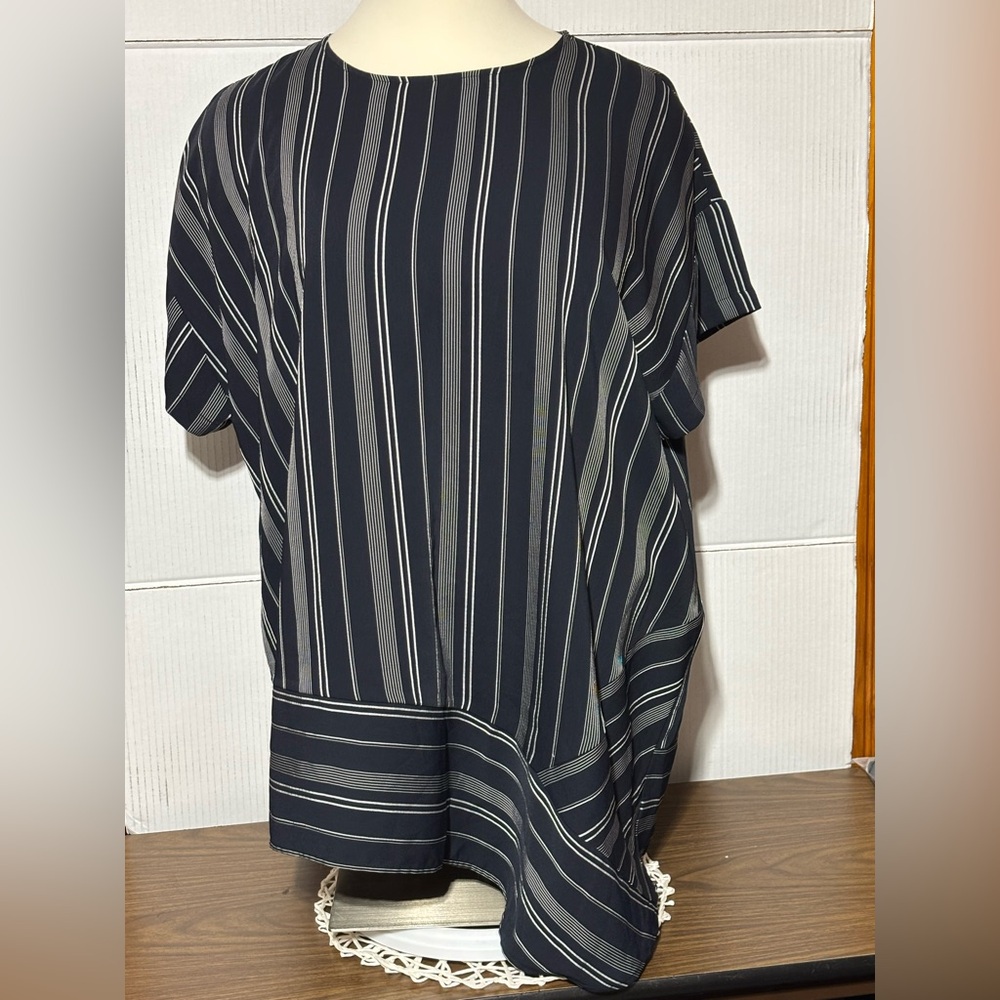 Lane Bryant size 22 unique style top. High/low but the low is on the sid…